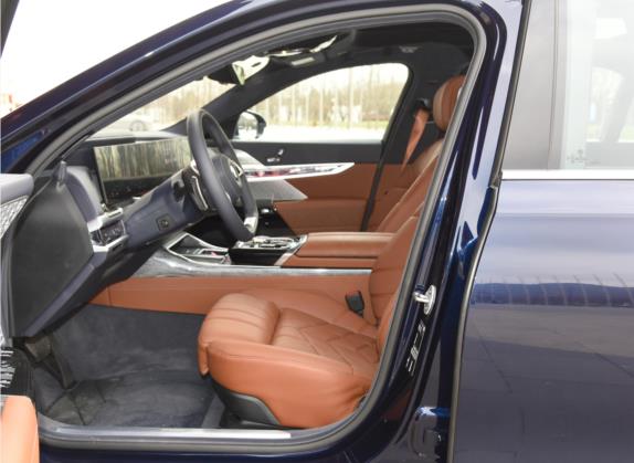 宝马7系 2023款 740Li 尊享型 豪华套装 车厢座椅   前排空间