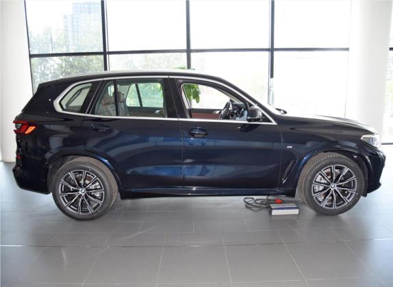 宝马X5(进口) 2021款 改款 xDrive40i M运动套装 外观   正侧