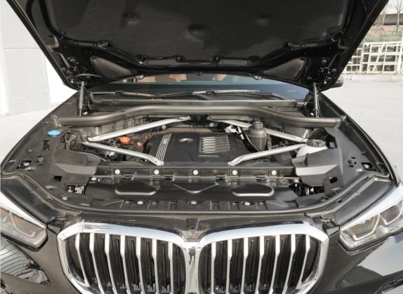 宝马X5(进口) 2022款 xDrive40i M运动套装 其他细节类   发动机舱