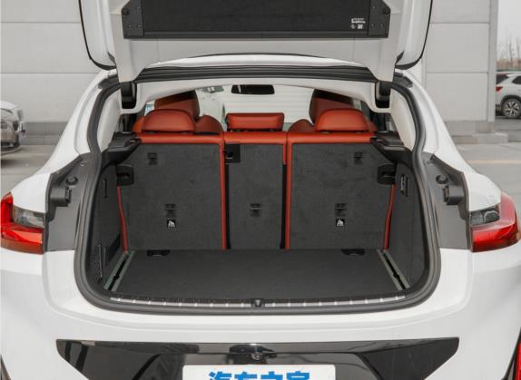宝马X4 2022款 xDrive 25i M运动套装 车厢座椅   后备厢