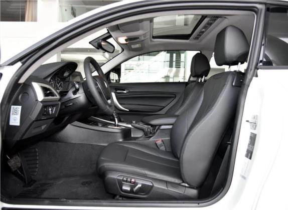 宝马2系 2017款 220i 领先型 车厢座椅   前排空间