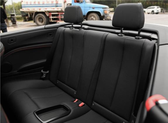 宝马2系 2018款 220i 敞篷轿跑车 运动设计套装 车厢座椅   后排空间