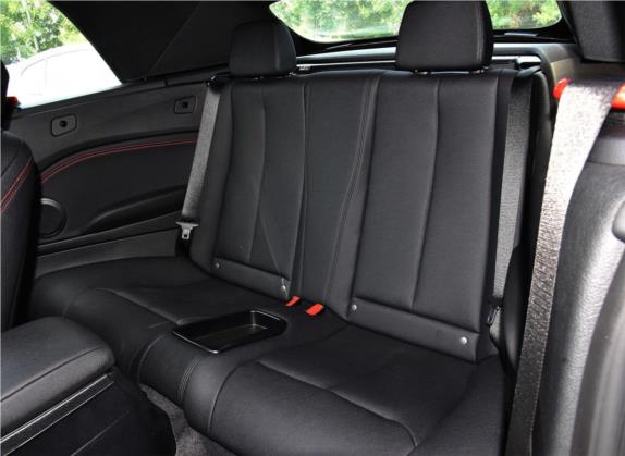 宝马2系 2019款 225i 敞篷轿跑车 运动设计套装 车厢座椅   后排空间