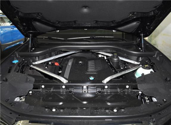 宝马X7 2019款 xDrive40i 领先型豪华套装 其他细节类   发动机舱