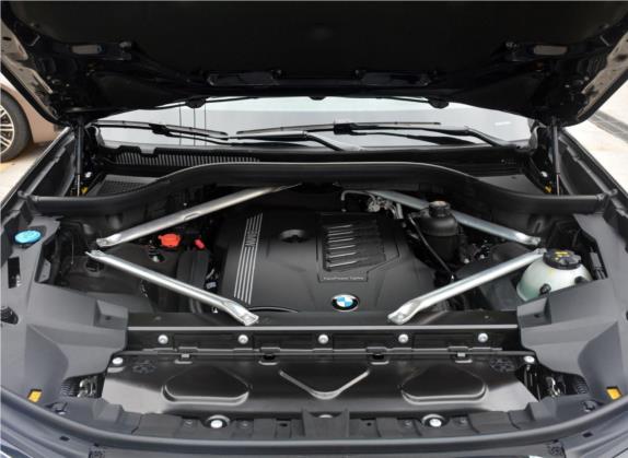 宝马X7 2019款 xDrive40i 尊享型M运动套装 其他细节类   发动机舱