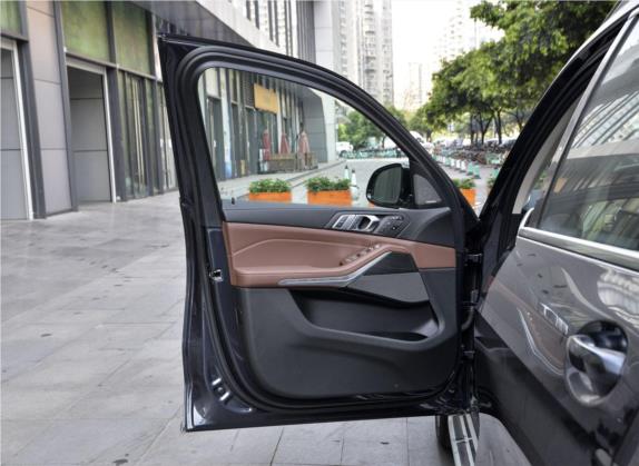 宝马X7 2020款 xDrive40i 领先型豪华套装 车厢座椅   前门板