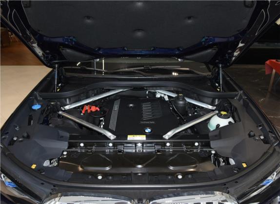 宝马X7 2020款 xDrive40i 个性化定制限量版 M运动套装 其他细节类   发动机舱