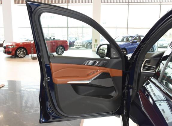 宝马X7 2020款 xDrive40i 个性化定制限量版 M运动套装 车厢座椅   前门板