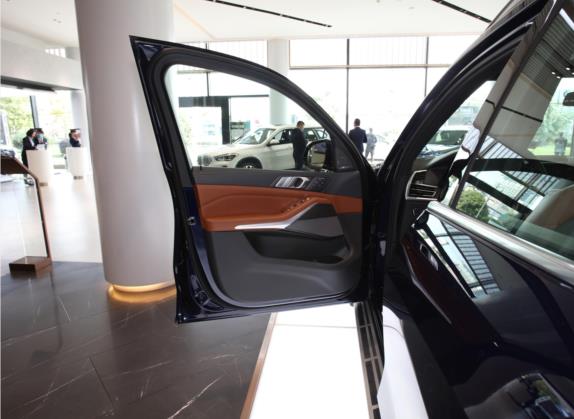 宝马X7 2021款 xDrive40i 尊享型豪华套装 车厢座椅   前门板
