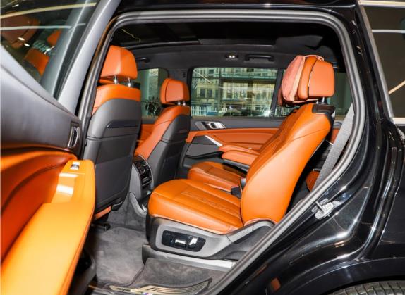 宝马X7 2021款 xDrive40i 尊享型M运动套装 车厢座椅   后排空间