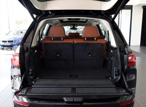 宝马X7 2021款 xDrive40i 行政型豪华套装 车厢座椅   后备厢