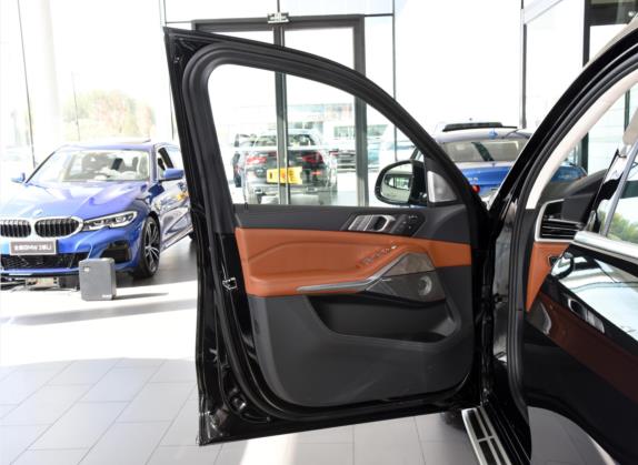 宝马X7 2021款 xDrive40i 行政型豪华套装 车厢座椅   前门板