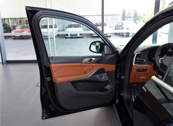 宝马X7 2021款 xDrive M50i 车厢座椅   前门板