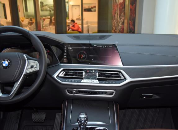 宝马X7 2021款 改款 xDrive40i 领先型豪华套装 中控类   中控台