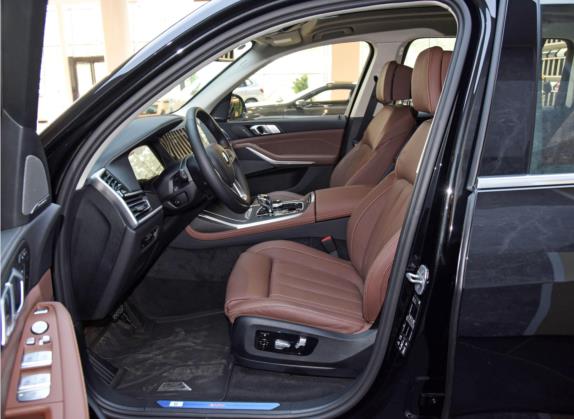 宝马X7 2021款 改款 xDrive40i 领先型豪华套装 车厢座椅   前排空间