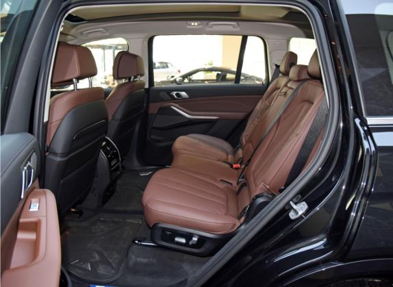 宝马X7 2021款 改款 xDrive40i 领先型豪华套装 车厢座椅   后排空间