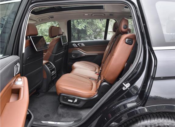 宝马X7 2021款 改款 xDrive40i 行政型M运动套装 车厢座椅   后排空间