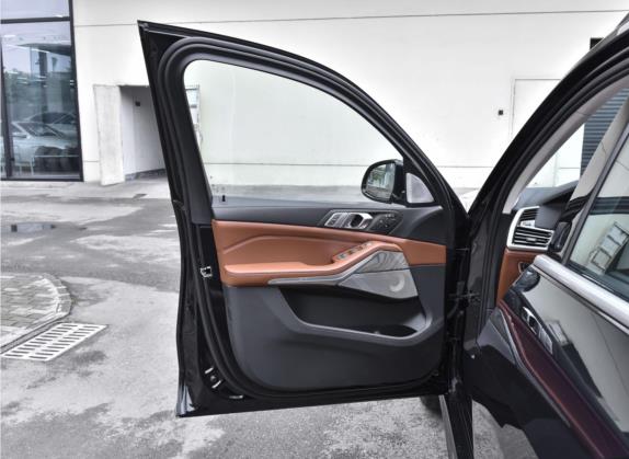 宝马X7 2021款 改款 xDrive40i 行政型M运动套装 车厢座椅   前门板