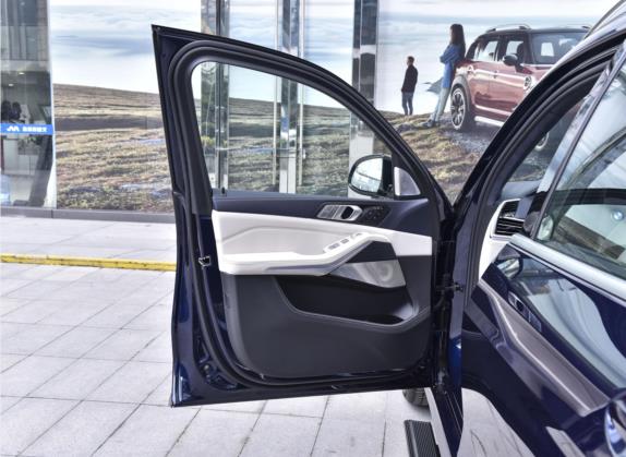 宝马X7 2021款 改款 xDrive M50i 车厢座椅   前门板