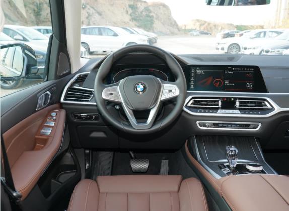 宝马X7 2022款 xDrive40i 领先型豪华套装 中控类   驾驶位