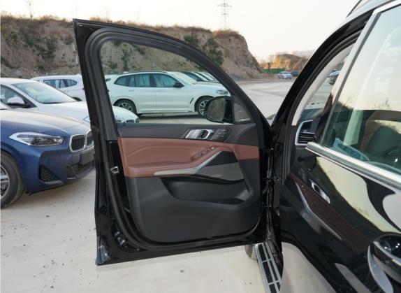 宝马X7 2022款 xDrive40i 领先型豪华套装 车厢座椅   前门板