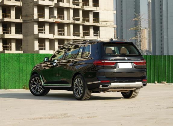 宝马X7 2022款 xDrive40i 领先型豪华套装 外观   斜后