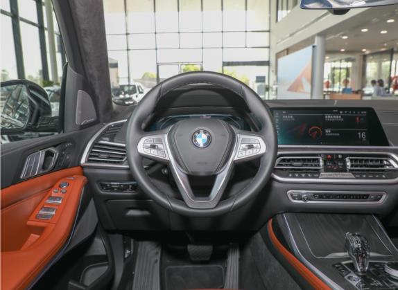 宝马X7 2022款 xDrive40i 尊享型豪华套装 中控类   驾驶位