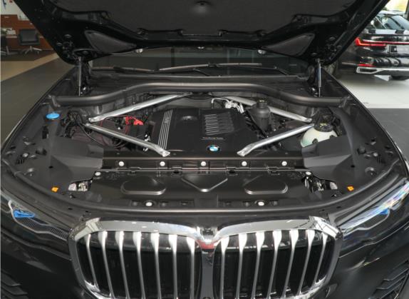 宝马X7 2022款 xDrive40i 尊享型豪华套装 其他细节类   发动机舱