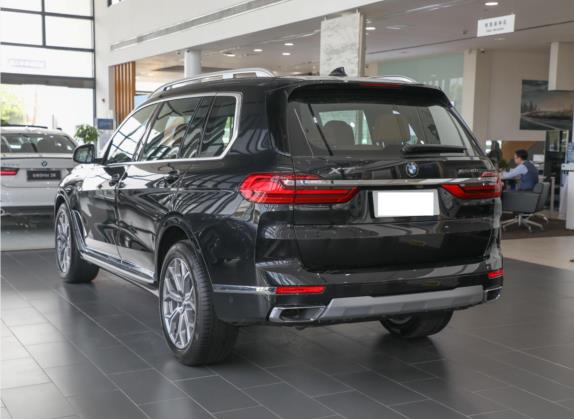 宝马X7 2022款 xDrive40i 尊享型豪华套装 外观   斜后
