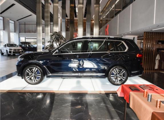 宝马X7 2022款 xDrive40i 尊享型M运动套装 外观   正侧