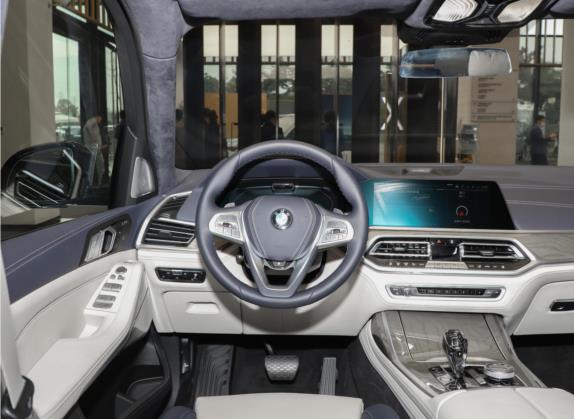 宝马X7 2022款 xDrive40i 行政型豪华套装 中控类   驾驶位