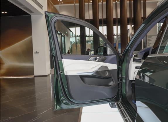 宝马X7 2022款 xDrive40i 行政型豪华套装 车厢座椅   前门板