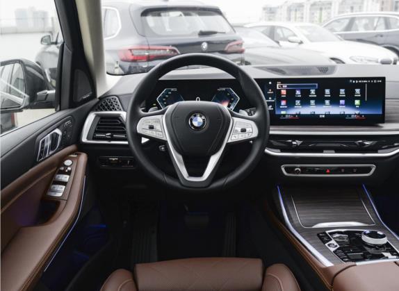 宝马X7 2023款 xDrive40i 领先型豪华套装 中控类   驾驶位