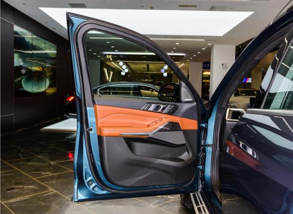 宝马X7 2023款 xDrive40i 尊享型豪华套装 车厢座椅   前门板
