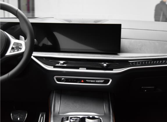 宝马X7 2023款 xDrive40i 尊享型M运动套装 中控类   中控台