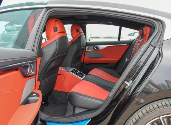 宝马8系 2021款 840i 四门轿跑车 M运动套装 车厢座椅   后排空间