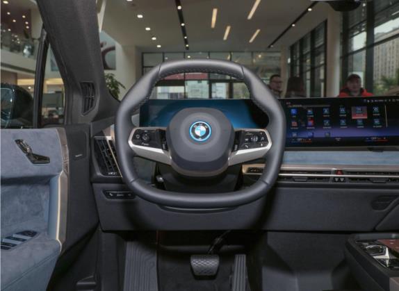 宝马iX 2022款 xDrive40 中控类   驾驶位