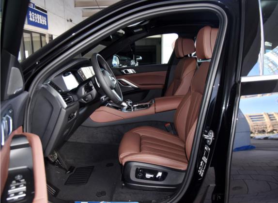 宝马X6 2022款 xDrive40i 尊享型 M运动套装 车厢座椅   前排空间