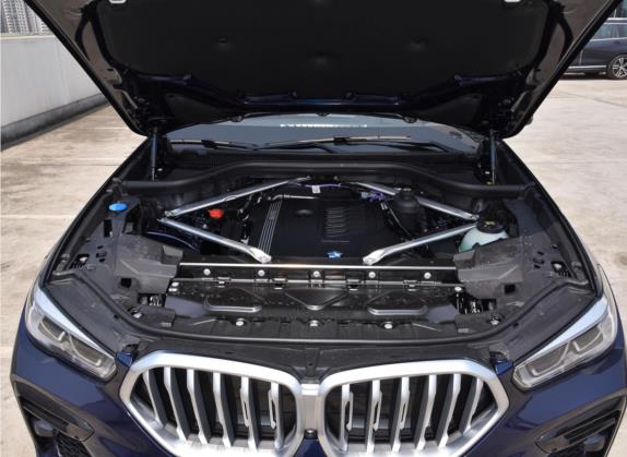 宝马X6 2022款 改款 xDrive40i 尊享型 M运动套装 其他细节类   发动机舱