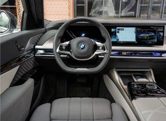 宝马i7 2023款 xDrive60L 豪华套装 中控类   驾驶位