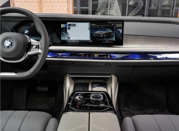 宝马i7 2023款 xDrive60L 豪华套装 中控类   中控台