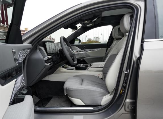 宝马i7 2023款 xDrive60L 豪华套装 车厢座椅   前排空间