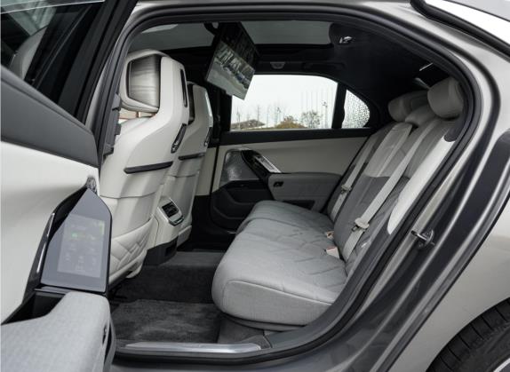 宝马i7 2023款 xDrive60L 豪华套装 车厢座椅   后排空间