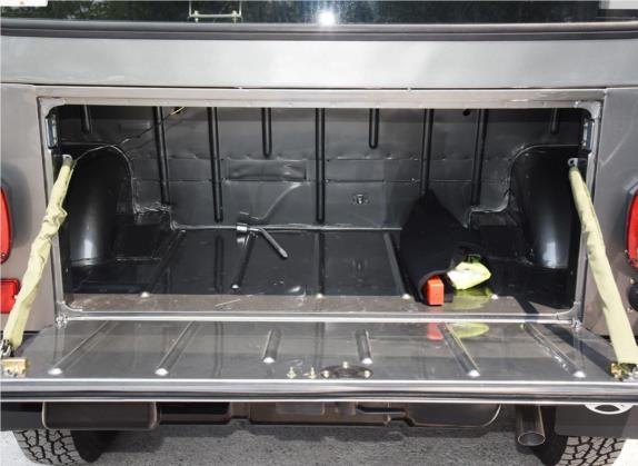 BJ212 2020款 2.4T 方门 硬顶 车厢座椅   后备厢