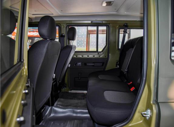 BJ212 2022款 2.0L 方门 硬顶 车厢座椅   后排空间