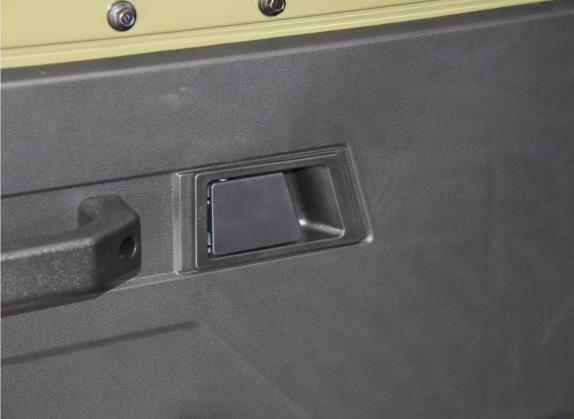 BJ212 2022款 2.0L 方门 硬顶 车厢座椅   门窗控制