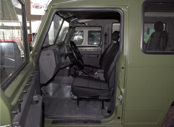 勇士 2021款 2.4T 三门四驱短轴汽油版 国VI 车厢座椅   前排空间