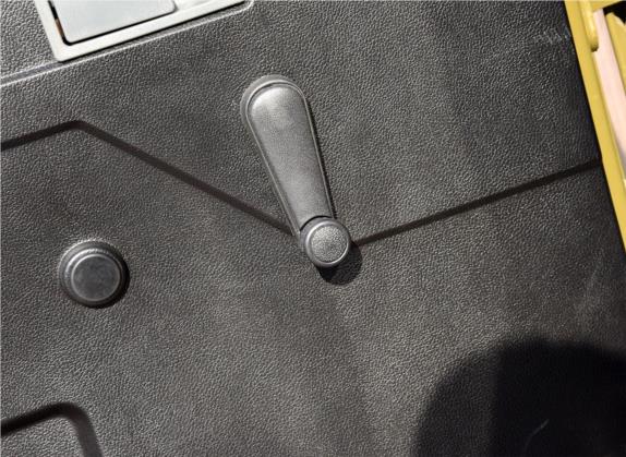 战旗 2016款 2.0L 硬顶版豪华型 国V 车厢座椅   门窗控制