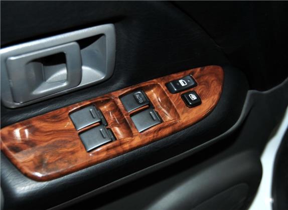 陆霸 2012款 2.4L 两驱型 车厢座椅   门窗控制