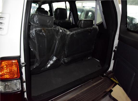 陆霸 2012款 2.4L 四驱型 车厢座椅   后备厢